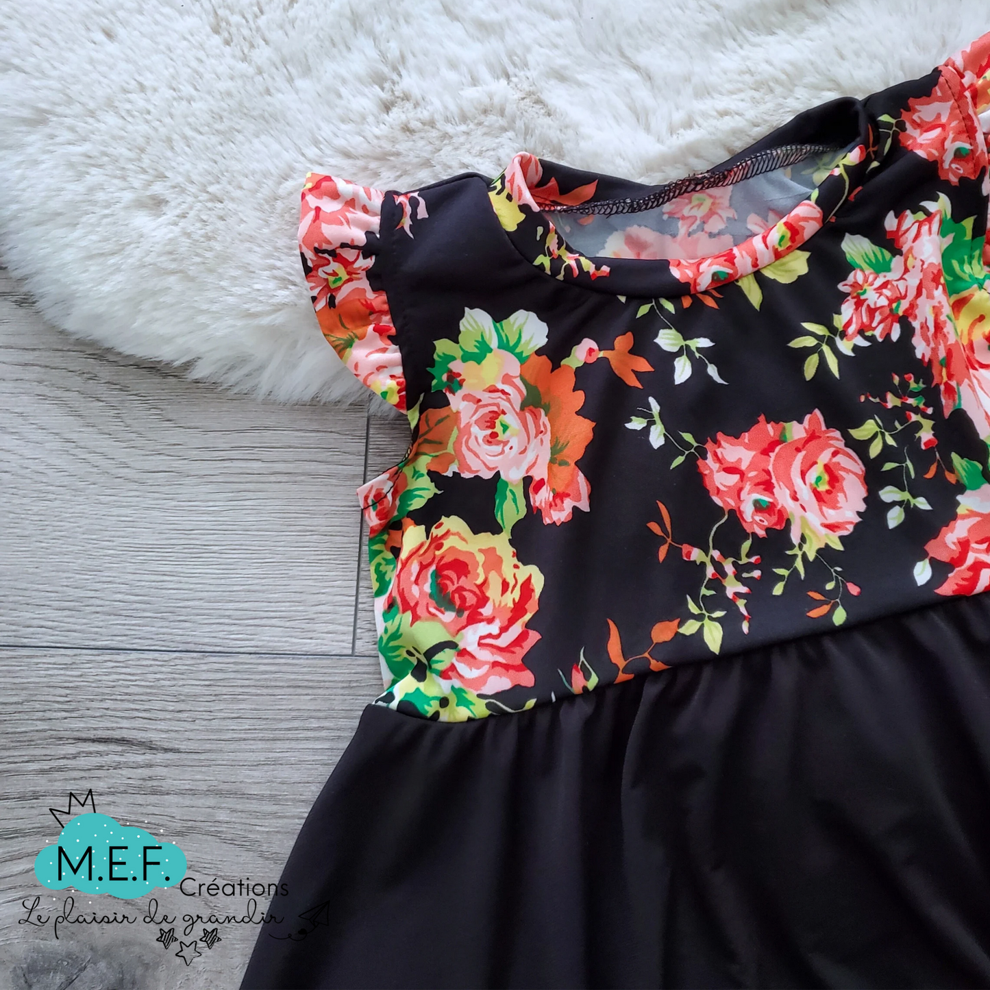 Robe fille, imprimé fleuris saumon, tissu léger, 1 à 3 ans, - vente finale -