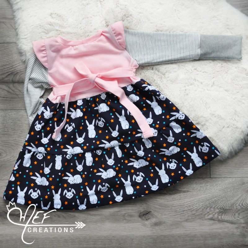 dos de la robe Pâques fillette, ganses roses au dos attachés