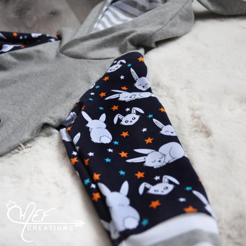 hoodie évolutif, zoom sur motif lapin fond marine