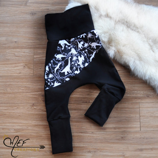 pantalon évolutif noir avec asymétrie motif dinosaures noir et blanc