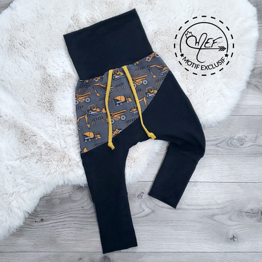 sarouel évolutif noir motif asymétrique camions construction coloré ganses moutarde