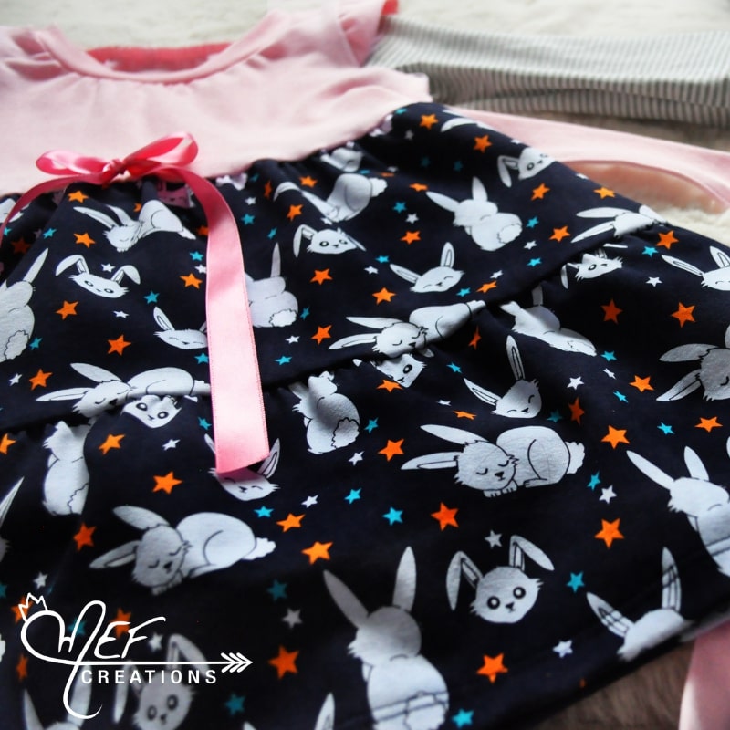 zoom du bas de robe fillette , motif lapins fond marine