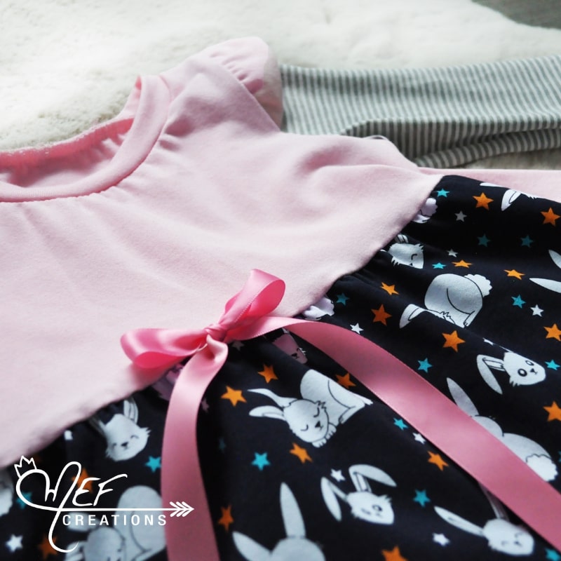 zoom sur la boucle rose sur le devant de la robe lapin,