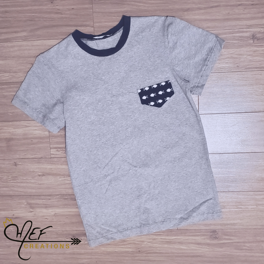 PRÊT-À-PARTIR, Petit/ Small , T-shirt homme poche poisson, vente finale