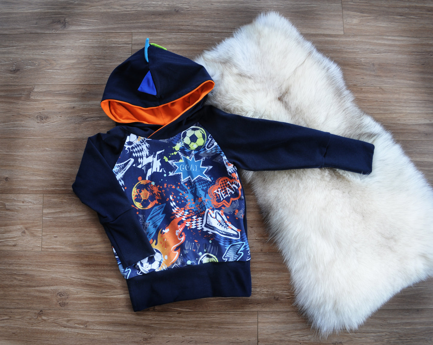 Hoodie ou sweater évolutif avec imprimé soccer multicolore avec piques au dos, ÉTÉ 2021 GARCON