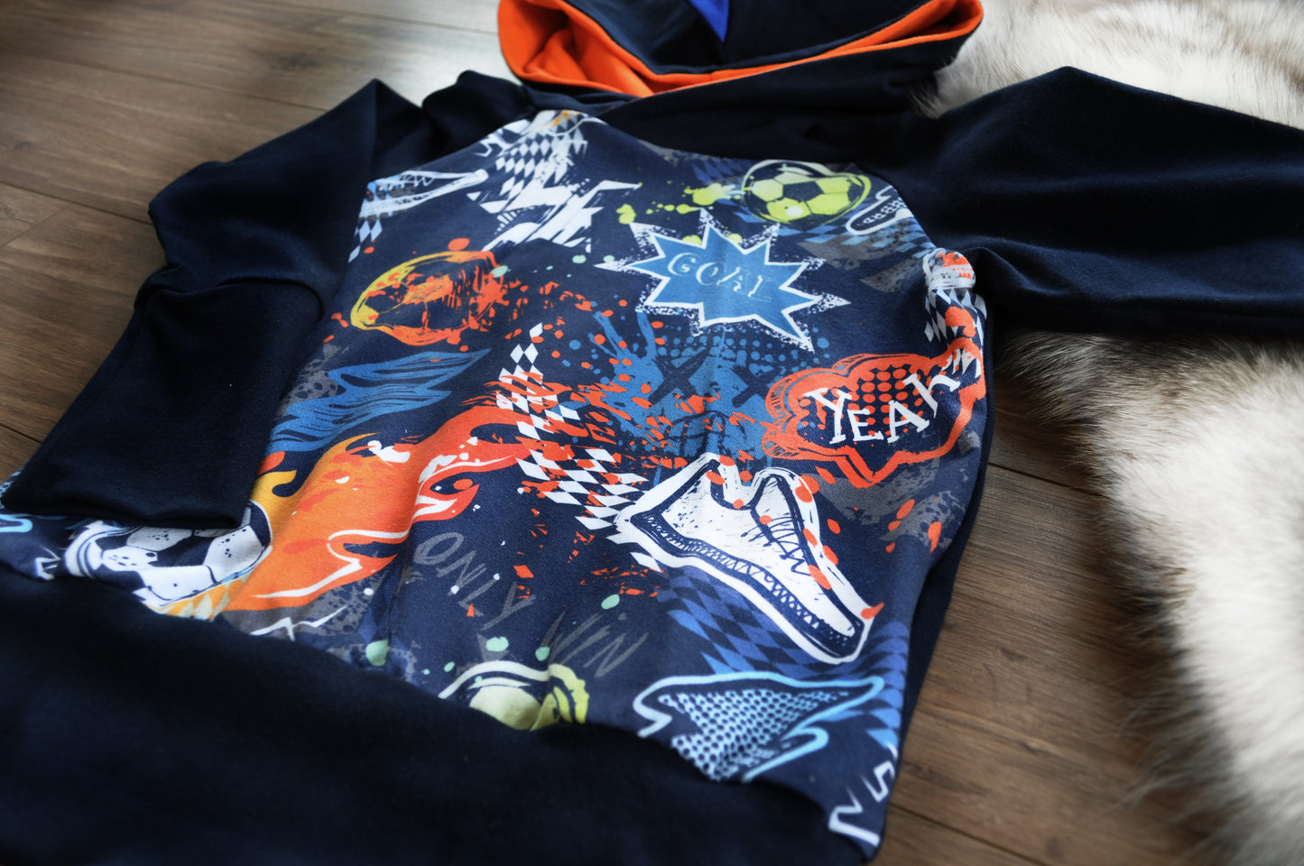 Hoodie ou sweater évolutif avec imprimé soccer multicolore avec piques au dos, ÉTÉ 2021 GARCON