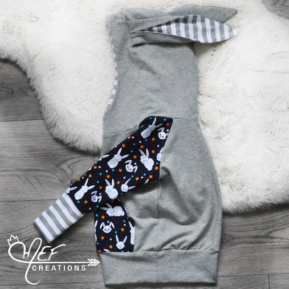 vue de côté du chandail lapin à capuchon