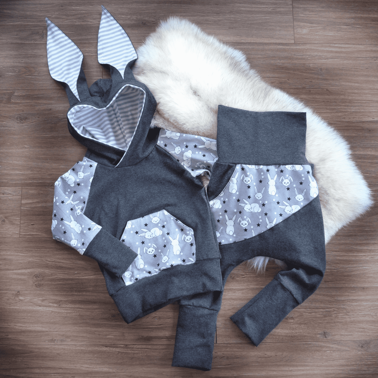 PRÊT-À-PARTIR, 3 à 12 mois, Hoodie lapin évolutif version grise unisexe pour Pâques, MOTIF EXCLUSIF MEF
