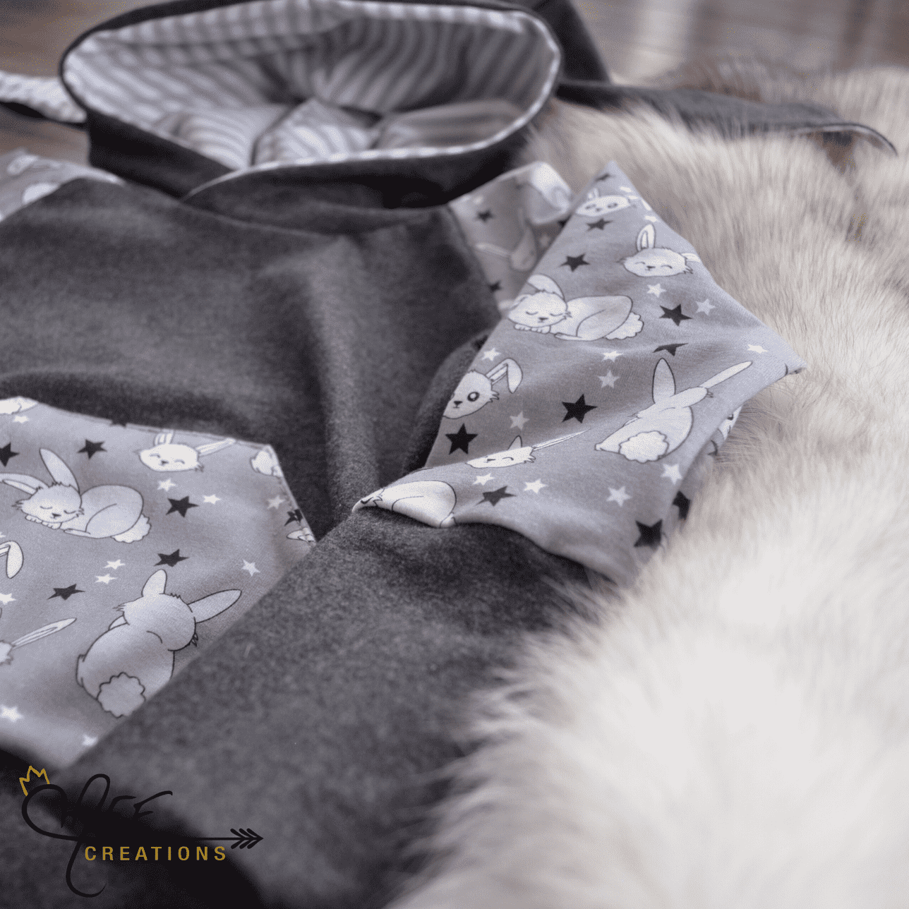 PRÊT-À-PARTIR, 3 à 12 mois, Hoodie lapin évolutif version grise unisexe pour Pâques, MOTIF EXCLUSIF MEF