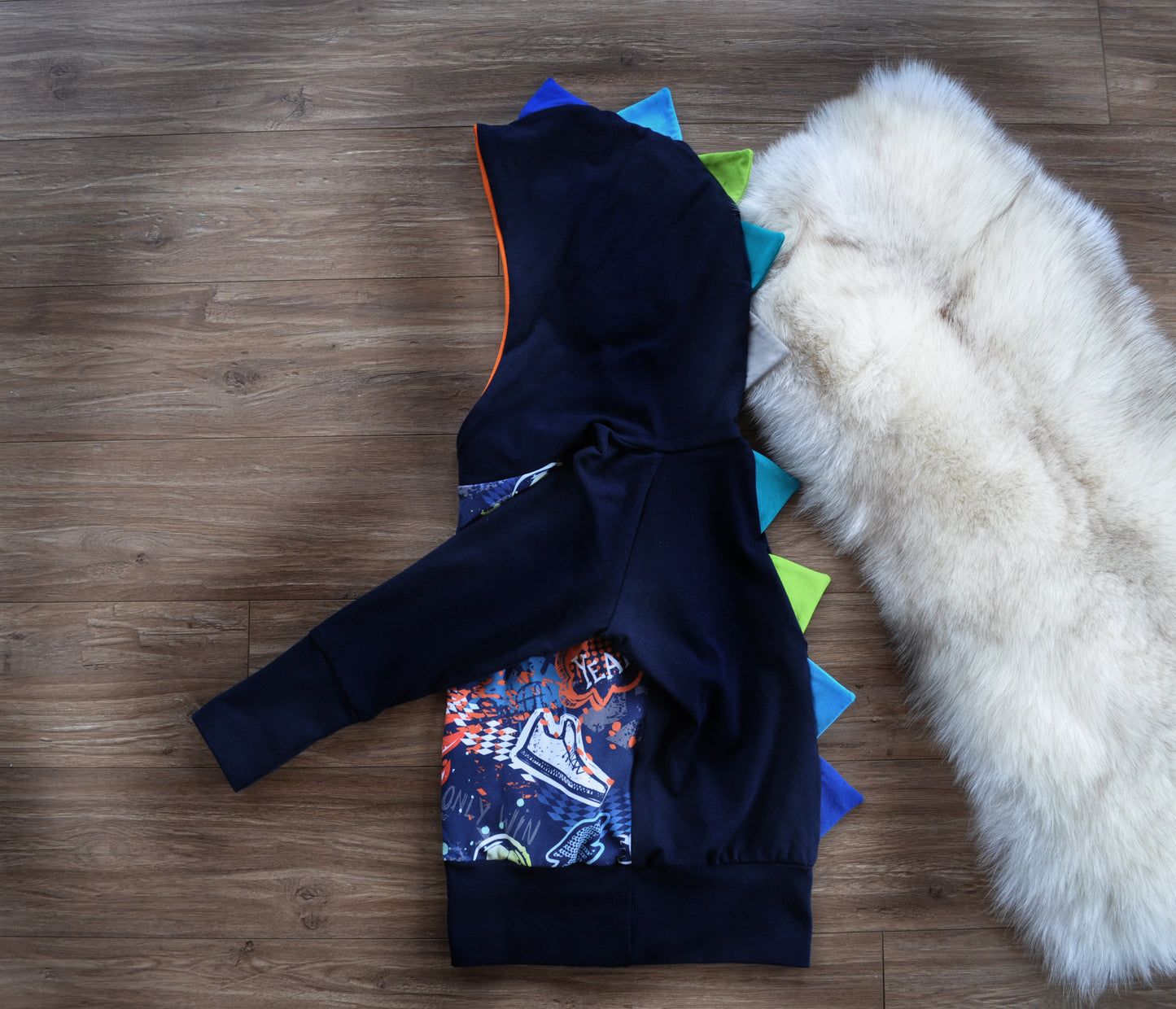 Hoodie ou sweater évolutif avec imprimé soccer multicolore avec piques au dos, ÉTÉ 2021 GARCON