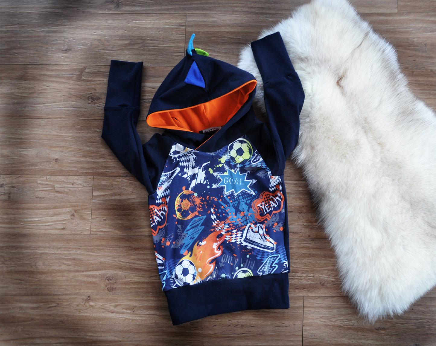 Hoodie ou sweater évolutif avec imprimé soccer multicolore avec piques au dos, ÉTÉ 2021 GARCON