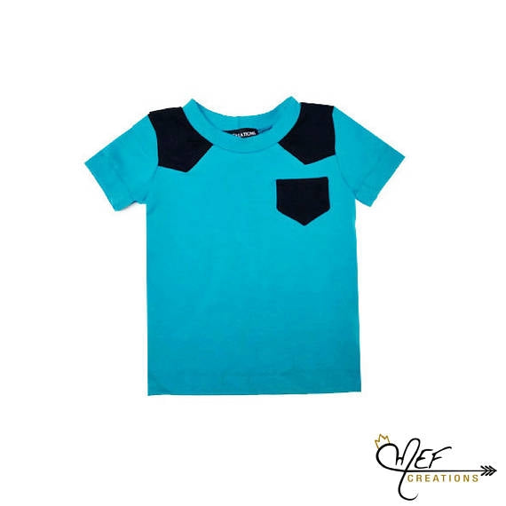 T-shirt bicolore avec empiècement noir et poche, manches courtes, coloris au choix