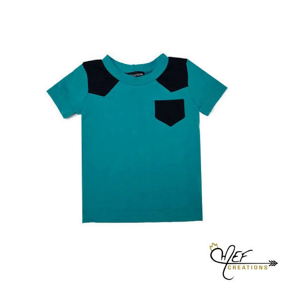 T-shirt bicolore avec empiècement noir et poche, manches courtes, coloris au choix