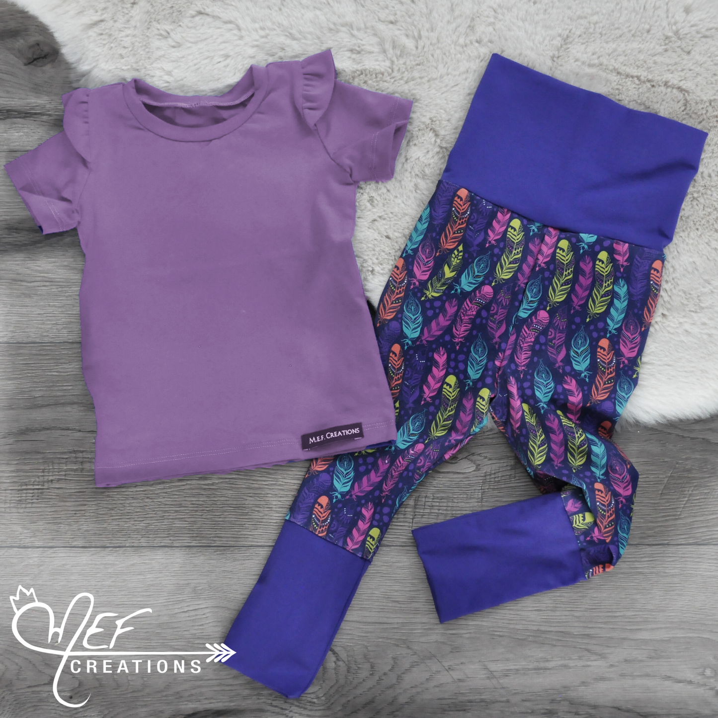 Pantalon fille motif plumes pour bébé et enfant, choix de la coupe du pantalon, legging évolutif ou sarouel évolutif