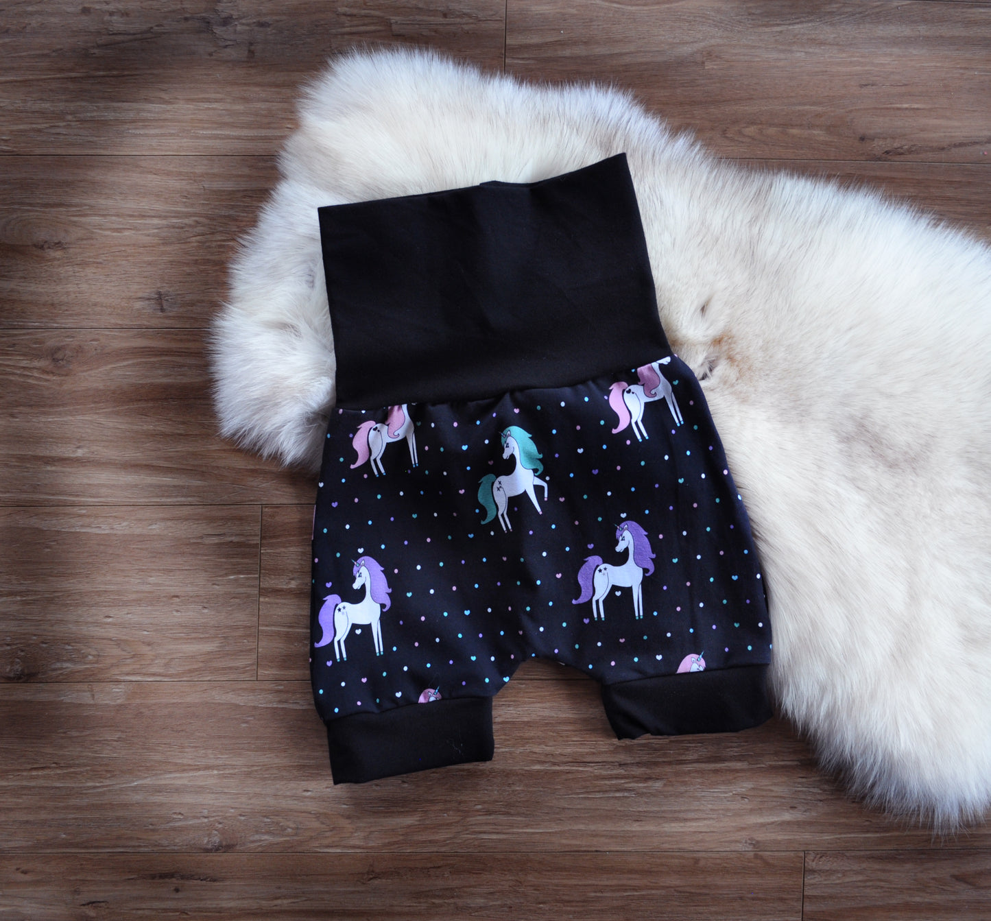 Short licorne exclusivité MEF, coupe du short aux choix : short sarouel ample, short sarouel ajusté ou short legging