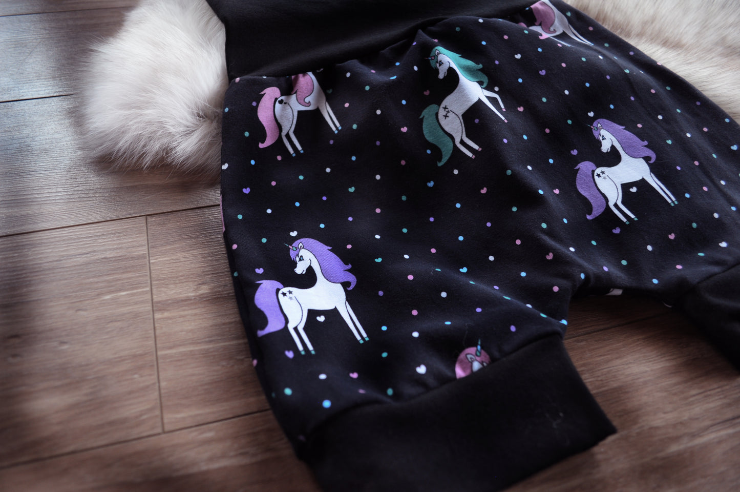 Short licorne exclusivité MEF, coupe du short aux choix : short sarouel ample, short sarouel ajusté ou short legging