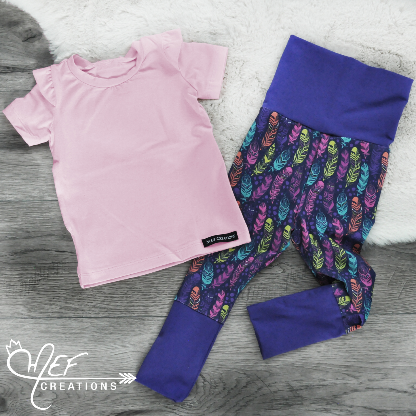 Pantalon fille motif plumes pour bébé et enfant, choix de la coupe du pantalon, legging évolutif ou sarouel évolutif